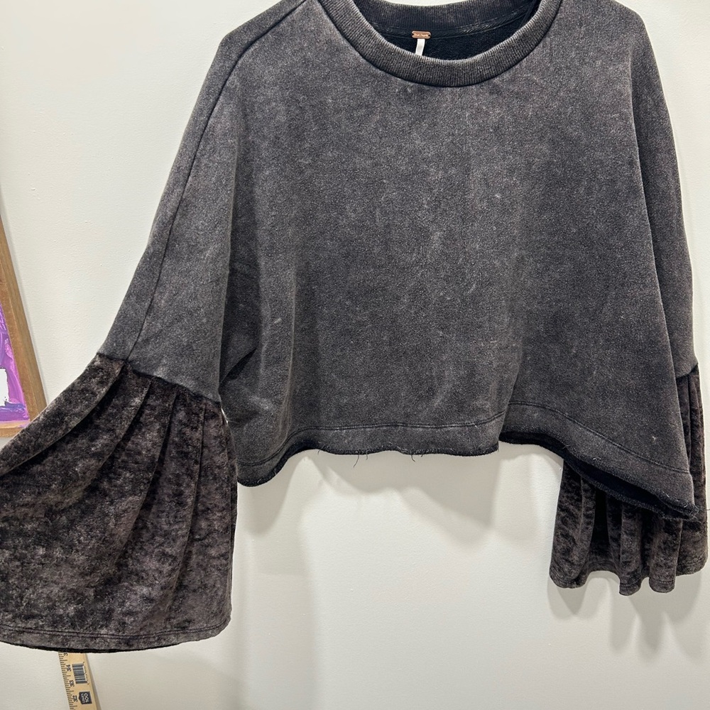 Free People Sweater Size Small Grey Flare Bell Sleeve Cropped Long Sleeve